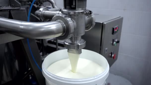 Produktion und Abfüllung von Kefir in der Milchproduktion, Hintergrund, Nahaufnahme, Süßwarenfabrik — Stockvideo