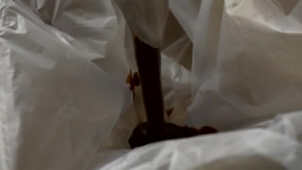 Verpackung von heißer Schokolade und Schokoladenpaste bei der Herstellung von Süßwaren. Herstellung von Puddingkondensmilch und Sahne für Kuchen, Rohstoffe — Stockvideo
