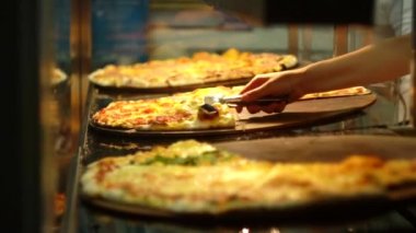 Akşamları dışarıda lezzetli sıcak pizzalar satıyorsun. Sokak Yemeği, Fast Food Ticaret, Arka plan, Ağır çekim, Gece Vakti