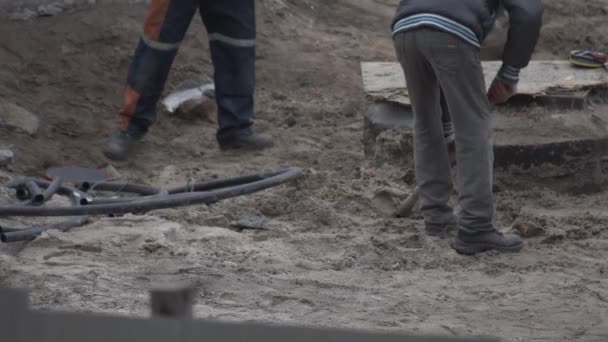 Arbeiter graben Schaufeln auf einer Baustelle, Industrie. Handarbeit, Arbeit — Stockvideo