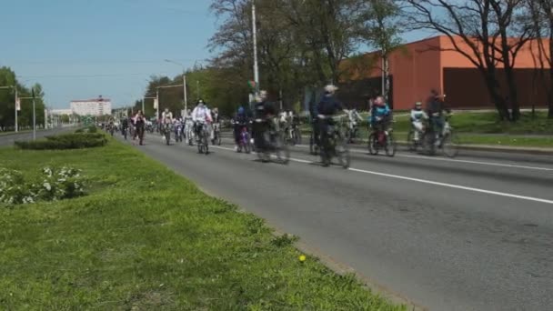Cetățenii cu bicicleta pe strada principală. Plimbări cu bicicleta în oraş. Maratonul bicicletelor. Eveniment concurs de curse pentru bicicliști. Coloana sportivilor . — Videoclip de stoc