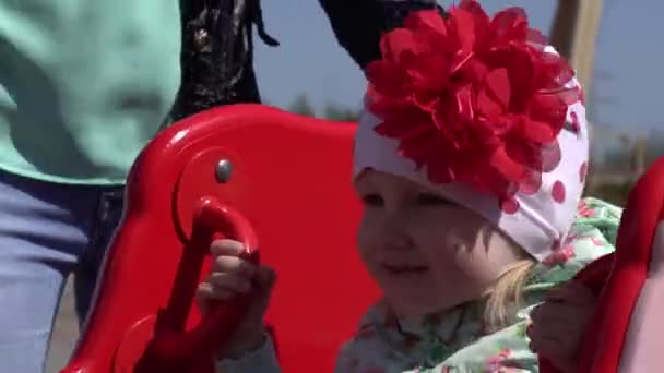 Küçük güzel beyaz kız annesiyle oyun parkında oynuyor. Güneşli bahar havası arka plan, açık hava — Stok video