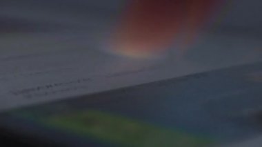 Finger akıllı telefondan sosyal ağ uygulamasındaki haber kaynaklarını hızla çeviriyor, döngüye girdi. Yeni takipçi paylaşımlarına bir kişi bakıyor. Blogcu abonelerin yayınlarını okur. Makro yakın çekim. Mevcut eğilimler