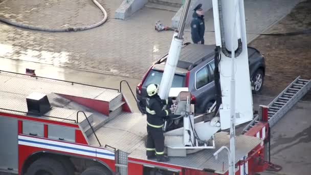 Speciale brandweerwagen om een brand in hoogbouw te blussen, noodoefeningen — Stockvideo