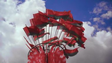 Festival sırasında Beyaz Rusya 'nın birçok ulusal bayrağı rüzgarda dalgalanıyor. Aşağıdan gökyüzüne ve bulutlara alçak açı