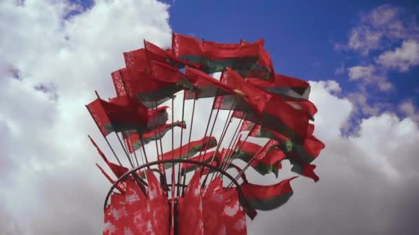 De nombreux drapeaux nationaux de la Biélorussie flottent dans le vent lors d'événements festifs. Plan à angle bas du bas vers le ciel et les nuages — Video