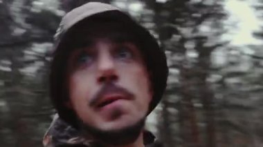LSD narkotik etkisi, psikolojik bozukluk konsepti. Gözleri şişmiş adamın kafası karışmış. Psikedelik. Kamera, umutsuzların kafasının etrafında dönüyor. Ormandaki çılgın adam. Umutsuzluk. Yakın çekim.
