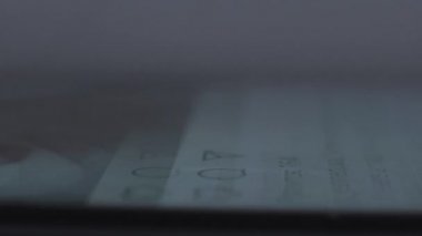 Finger haber kaynaklarını akıllı telefondaki sosyal ağ uygulamasında çeviriyor, beğenmek için postaya veriyor. Blogcu abonelerin yayınlarını okur. Yeni takipçi paylaşımlarına bir kişi bakıyor. Makro yakın çekim.