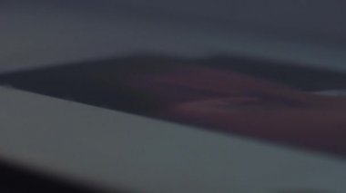 Finger haber kaynaklarını akıllı telefondaki sosyal ağ uygulamasında çeviriyor, beğenmek için postaya veriyor. Blogcu abonelerin yayınlarını okur. Yeni takipçi paylaşımlarına bir kişi bakıyor. Makro yakın çekim.
