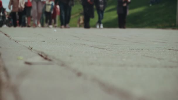 Stedelijke beweging met treden. Focus op de weg. Benen dicht. Een menigte voetgangers. Peoples voeten lopen op tegels in de stad straat. Zonnige zomerdag. Concept gezonde levensstijl. Vakantie buiten de deur. — Stockvideo