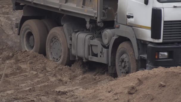 Ein Bauwagen blieb im Sand stecken. Mitteldifferentialsperre, Hintergrund, Industrie. Radgriff — Stockvideo