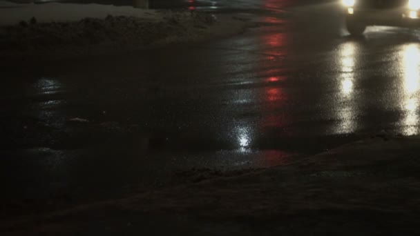 Coches, vehículos, conducir en asfalto húmedo en avenida calle carretera. Ciudad nocturna en niebla en invierno. En cámara lenta. Reflexión sobre el asfalto húmedo. Luz de los faros. Mala visibilidad para el tráfico por carretera, mal tiempo — Vídeo de stock