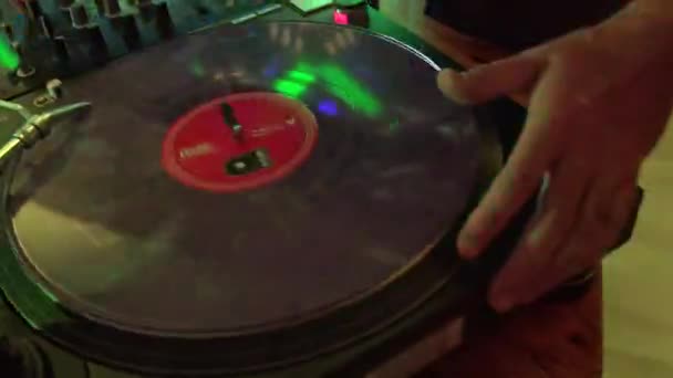 Bir gece kulübü partisinde DJ konsolu. Yüksek ve düşük frekansların ayarlanması, bas. Dijital girdiler ve çıktılar, profesyonel, dj uzak — Stok video