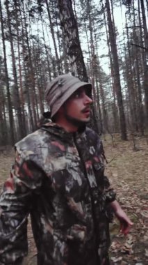 LSD narkotik etkisi, psikolojik bozukluk konsepti. Gözleri şişmiş adamın kafası karışmış. Psikedelik. Umutsuzlar adamı. Deli, deli bir adam birini kaybetti ve onu ormanda arıyor. Umutsuzluk