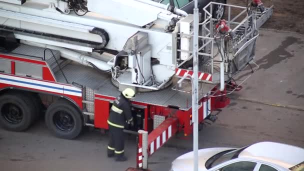 BOBRUISK, BELARUS 17.03.20: Brandbekämpfungsübung mit Hilfe einer Luftplattform, die Feuerwehrleute in ein Hochhaus hebt — Stockvideo