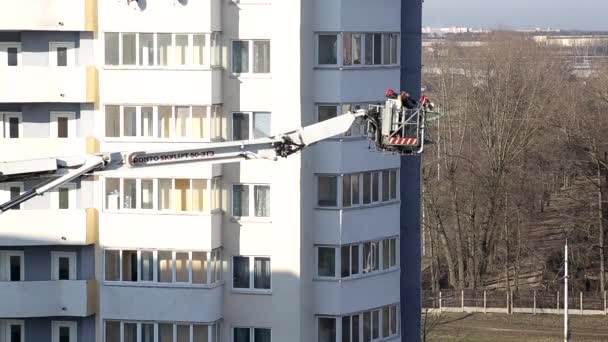 БОБРУЙСК, БЕЛАРУС 17.03.20: Пожарная машина поднимает пожарных в многоэтажное здание для эвакуации и помощи людям, пожарной охраны — стоковое видео