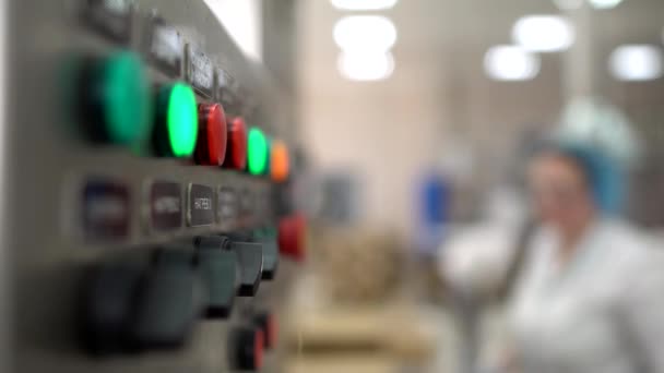 Panel de control de una línea automática en producción. La trabajadora empaca productos en la fábrica. Industria, espacio de copia — Vídeos de Stock