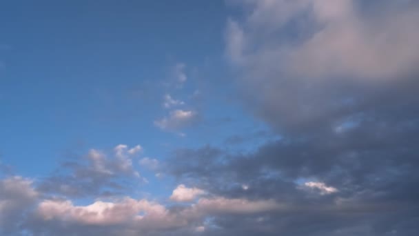 昼間は青空と空気の雲をタイムラプス。背景。自然。夏休みと自由の概念。天国 — ストック動画