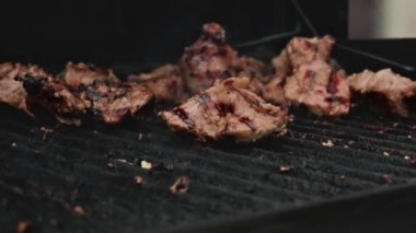 Aşçı ızgarada taze et hazırlar, üniformalı kızartma için eti çevirir. Sulu iştah açıcı et ızgara, yavaş çekim, ızgara et.