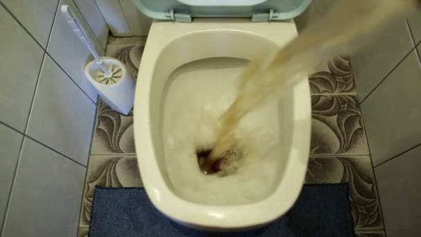 男がトイレに食べ物を注ぎ込み、投げ込む。誤用、クローズアップによる下水の汚染と目詰まりの概念 — ストック動画