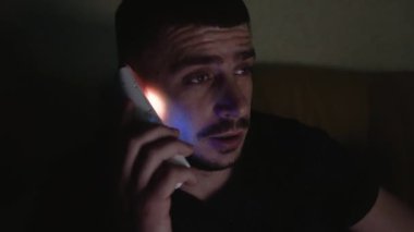 Müşteri hizmet kalitesinden memnun değil. Merkezi ara. Gergin adam, evdeki kuryeyle telefonda gergin bir şekilde konuşur ve küfreder. Mutsuz müşteri teknik destekle tartışıyor.