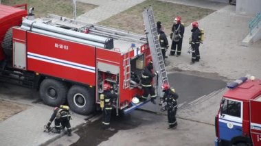 Kurtarma ekipleri yangını söndürmek ve insanları tahliye etmek için itfaiye araçlarından itfaiye ekipmanları hazırlayın.