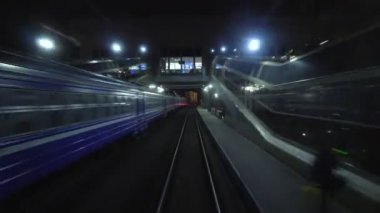 Zaman ayarlı tren gece yolcu tren istasyonundan kalkıyor. Tren vagonunun son vagonunun arka penceresinden hareket halindeki görüntüsü. Seyahat ve turizm konsepti. Tren kalkıyor.