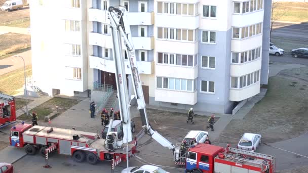 BOBRUISK, BELARUS 17.03.20: Brandweeroefeningen met behulp van luchtplatform dat brandweerlieden naar een hoogbouw brengt — Stockvideo