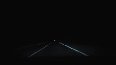 Timelapse, şehir dışında gece şehir dışında, kır yolunda arabanın ön camından manzara. Ön cam. Seyahat konsepti. Otoyolda farları açık otomobiller var. Trafik vardı. Seyahat et. Hız sınırı kipi.