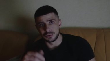 Mutlu adam blogcu gece evde kameraya bir şeyler anlatıyor. Adam evde tek başına oturuyor ve TV 'de film izliyor. Kendi kendini karantinaya almış. Genç, beyaz, bıyıklı bir adam.