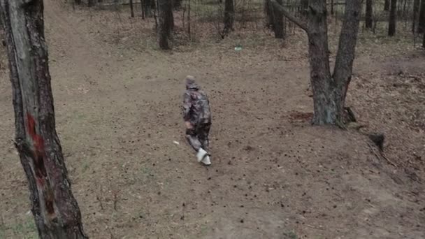 Hunter Forest Ranger klädd i kamouflage kostym rymmer. Konstig man är förvirrad. Rolig, komisk situation. Dålig narkotisk effekt, psykisk störning. Psykedeliskt galen person — Stockvideo