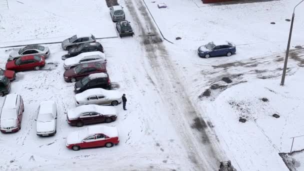 BOBRUISK, BELARUS 27.02.19: Πυροσβεστικές μηχανές και πυροσβέστες σβήνουν φωτιά στην αυλή το χειμώνα, 911 — Αρχείο Βίντεο