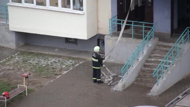 BOBRUISK, BELARUS 27.02.19: Mentő tűzoltók gyakorlatokat végeznek egy toronyházban, hogy eloltsák a tüzet és evakuálják a lakosokat — Stock videók