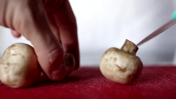 Champignon champignons op een keukenbord snijden om te koken, close-up. Dieet en gezond voedsel. — Stockvideo