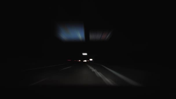 Timelapse, pohled z okna auta na venkovské silnici v noci mimo město. Čelní sklo. Koncept cestování. Auta s rozsvícenými světlomety jedou po dálnici. Cestovní ruch. Režim omezení rychlosti. Provoz — Stock video