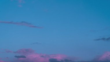 Günbatımı zamanı gökyüzü ve bulutlar. Akşama ve geceye kadar. Geçmişi. Doğa. Yaz tatili ve özgürlük kavramı. Cennet