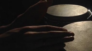 Koyu arka plan üzerinde performans Bongo davulcu