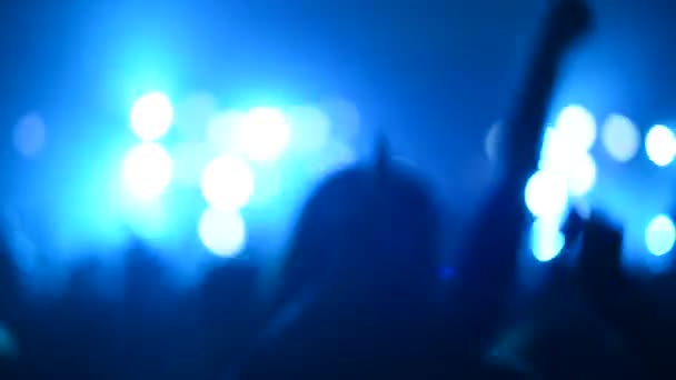 Ночной Иконический Рок Концерт Первом Ряду Толпы Аплодируют Руками — стоковое видео