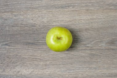 ahşap masa üstünde elma