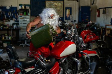 bir motosiklet üzerinde Santa