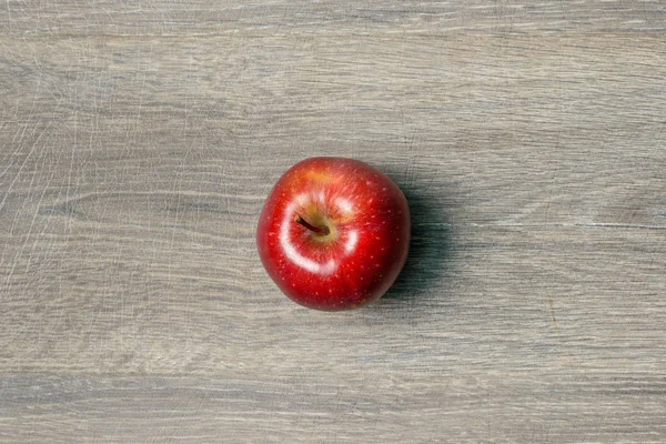 Apfel auf Holztisch — Stockfoto