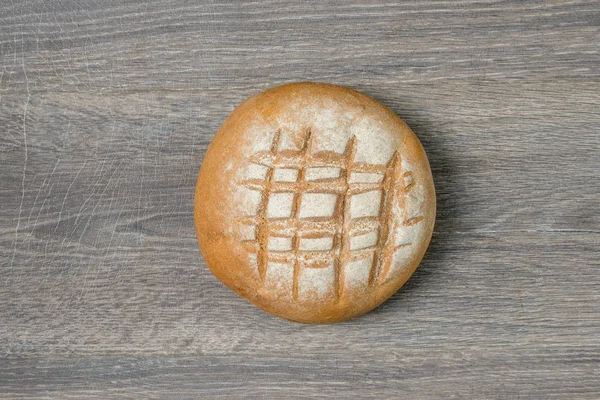 Bröd på ett träbord — Stockfoto