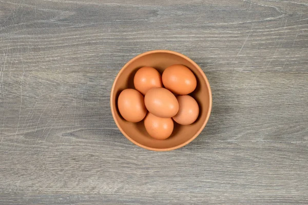 Huevos en plato profundo sobre la mesa — Foto de Stock
