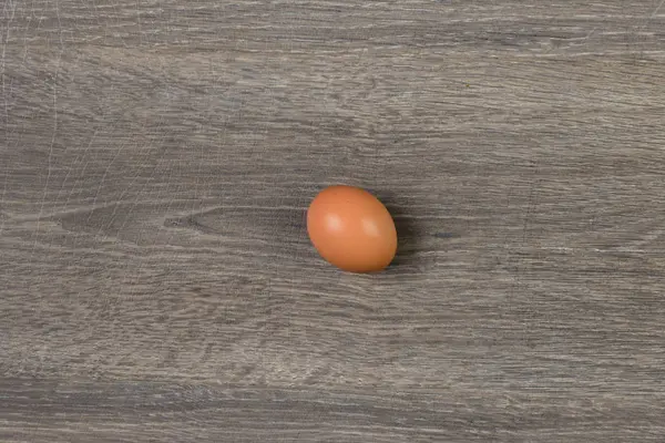 Egg on a wooden table — Stock Photo, Image
