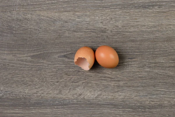 Huevo sobre una mesa de madera — Foto de Stock