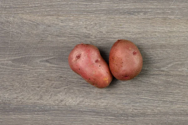 Patate su un tavolo di legno — Foto Stock