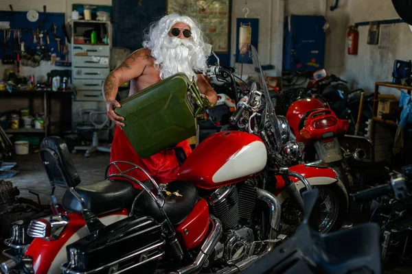 Weihnachtsmann auf dem Motorrad — Stockfoto