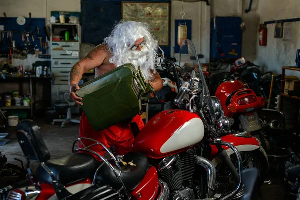 Weihnachtsmann auf dem Motorrad — Stockfoto