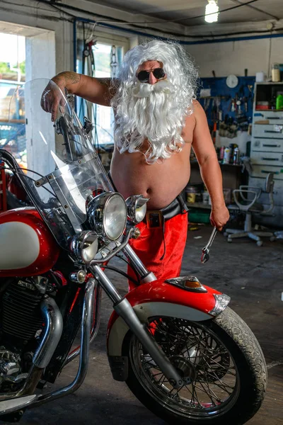 Santa op een motorfiets — Stockfoto