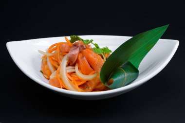 Derin bir tabak içinde Kore salata